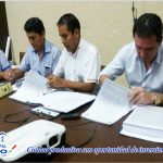 Firman contrato para ejecución de ripiado y mejoramiento de calles